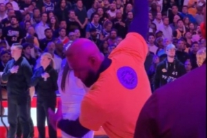 手痒了！詹姆斯赛前练习高尔夫挥杆动作 表情十分专注