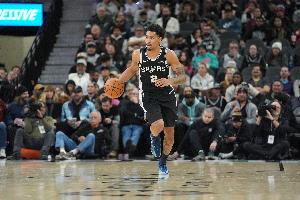 还可以！哈珀封盖弗拉格 全场7中3拿到9分5板2帽