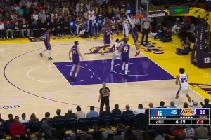 抡圆了啊！格莱姆斯沿底线突破单臂隔扣拉拉维亚