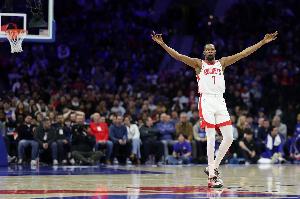 杜兰特:我不觉得是在扛着球队 队友总是让我多投篮