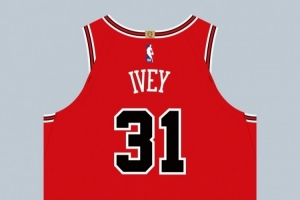 球衣记者：艾维在公牛改穿31号 此前穿着的23号在公牛已退役