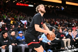 即插即用！兰代尔老鹰首秀 半场8中6&三分6中4砍下17分4板2助2帽