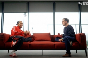 范戴克对话内维尔：退役球星在批评新一代球员时，是要负有责任的