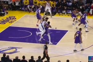 这球犯规吗？艾顿卡位对恩比德犯规 前者一脸无辜表示不解