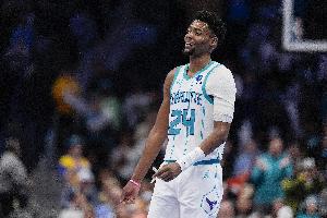 用力过猛！布兰登·米勒试图隔扣但被吹进攻犯规 个人首节累计3犯