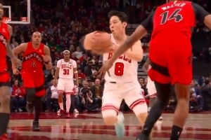 最佳助攻吗?河村勇辉反击不看人背传 助攻布泽利斯反击上篮打进