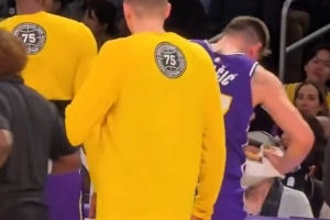 很沮丧！东契奇左腿筋不适回更衣室时 怒踢场边广告牌