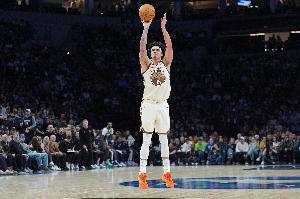 比库明加香！桑托斯9投6中高效砍下18分4板7助 命中致胜上篮