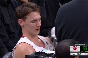 这侧颜帅惨了！杰伦·布朗转身突破头部顶到拉松脸部 后者流血