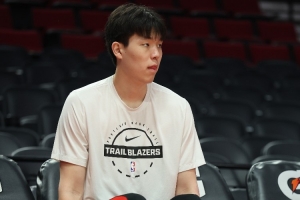 没能获得机会！杨瀚森半场未出战 罗威替补11分钟4中4