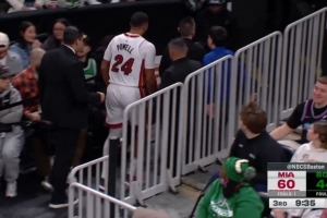 可别有事！鲍威尔突破时伤到手指不舒服 被换下后回更衣室检查