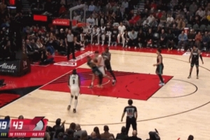 互不相让！克林根1抢2拿到前场篮板 和马沙克纠缠半天裁判吹争球