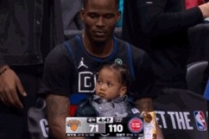 这松弛感！末节还有5分钟 贾旺特·格林替补席已经抱娃观战