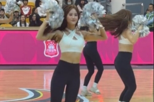 青春气息！媒体人晒广东女篮主场啦啦队的舞蹈表演视频