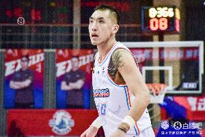 拼劲十足！陶汉林半场6中5拿到12分4板 其中3前场板