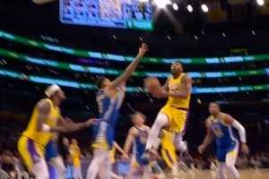 秀个手活儿！斯玛特中路突破 人群中滑翔拉杆换左手取分