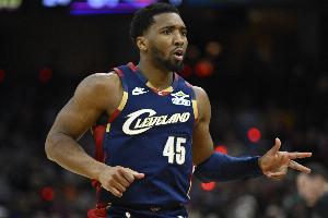 韦德之后你最强！米切尔招牌举球过威少上篮得分 个人连拿6分