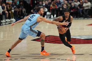 顶上中锋位置！李凯尔先发6中5拿到11分6板2助 防守贡献2断2帽