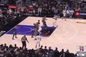 苦苦追赶！哈登强攻上篮得手 随后被换下场