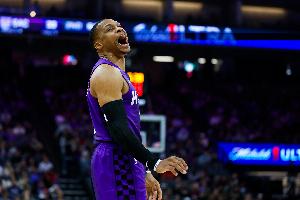 对阵前队友哈登！威少半场高效6投5中得13分3板4助 三分球3投3中