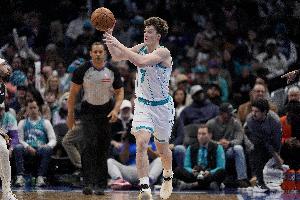 必成大器！4号秀克尼佩尔半场9中6&三分5中4砍下17分3板3助