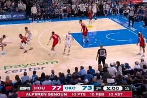 很坚决！申京强攻打成2+1 三节不到拿到10分10板10助三双