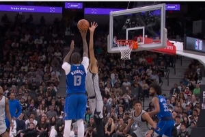 遮天蔽日！文班亚马轻舒猿臂 送马绍尔迎面大帽