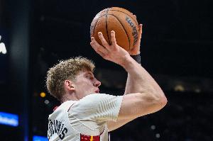 鲍威尔：亚库乔尼斯非常成熟专注度极高 他的未来无可限量