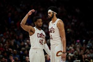 阿特金森：拥有哈登和米切尔是奢侈 我们的角色球员也能站出来