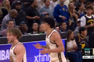 很关键！双方拼抢出界给灰熊球 科尔挑战成功拿回球权